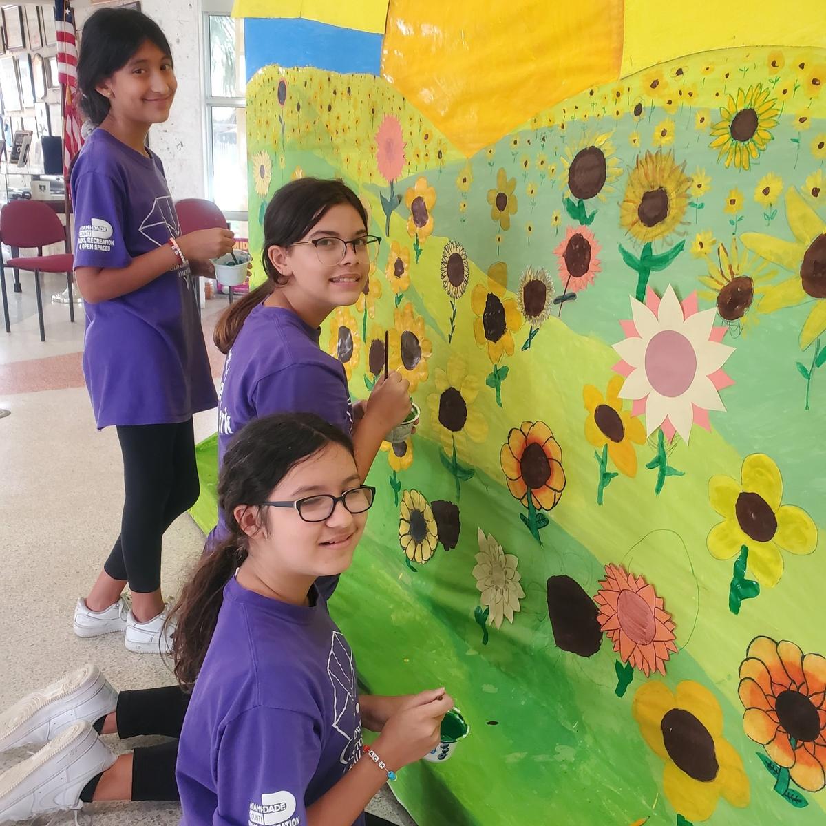 Un grupo de niñas pinta un cuadro con girasoles, la flor nacional de Ucrania.