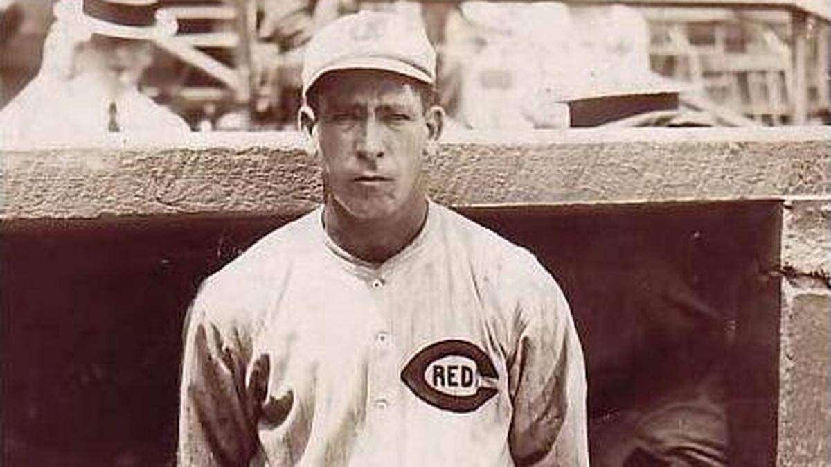 ADOLFO LUQUE con el uniforme de los Rojos de Cincinnati.