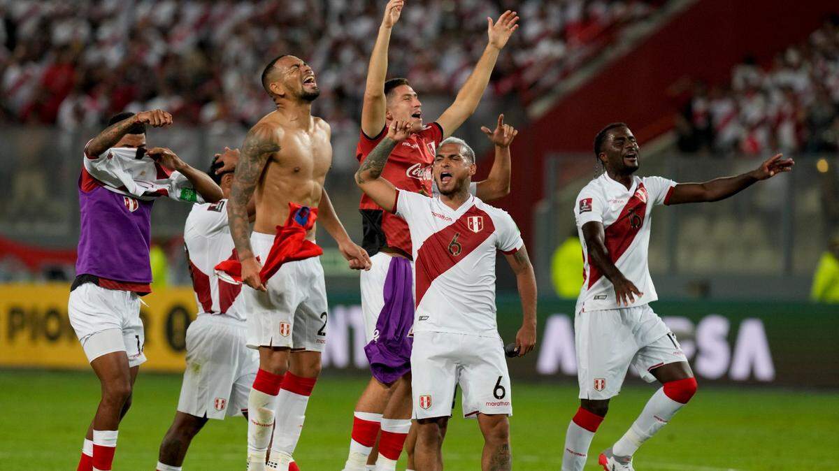Los jugadores de Perú celebran tras vencer 2-0 a Paraguay en las eliminatorias mundialistas sudamericanas, el 29 de marzo de 2022 en Lima.