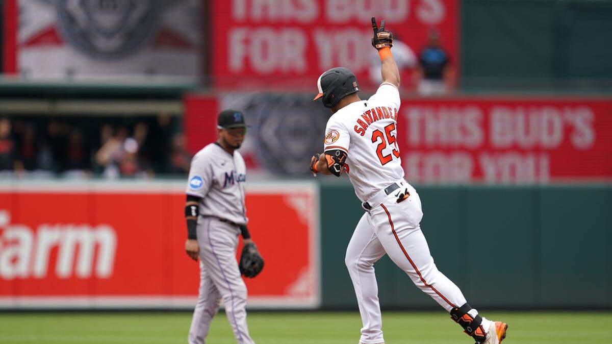 El receptor de los Orioles Anthony Santander recorre las base tras pegar un jonrón en el primer inning contra los Marlins de Miami, en el partido celebrado el 16 de julio de 2023 en Baltimore.