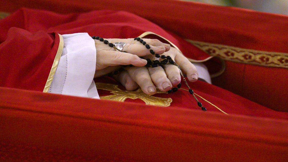 The rite confirming the death and the placement of Pope Franciss body in the coffin took place on the evening of Monday 21 April 2025 in the ground-floor chapel of the Casa Santa Marta where the pope lived at the Vatican. The official declaration of death was read aloud. The act was validated by Cardinal Kevin Farrell, Camerlengo of the Holy Roman Church. The ceremony lasted just under an hour. Photo by (EV) Vatican Media/ Abaca/Sipa USA