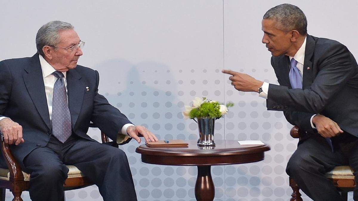 El mandatario cubano Raúl Castro y el presidente Barack Obama durante su encuentro oficial en la Cumbre de las Américas en Ciudad de Panamá. 