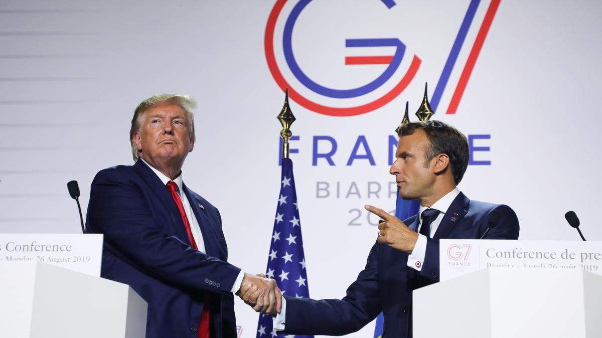 El presidente francés, Emmanuel Macron, (D) y el presidente estadounidense Donald Trump se saludan en una conferencia de prensa en Biarritz, Francia, el 26 de agosto del 2019, el tercer día de la Cumbre del G7.
