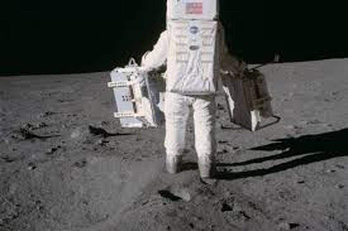 Buzz Aldrin camina sobre la superficie de la Luna durante la misión del Apolo 11.