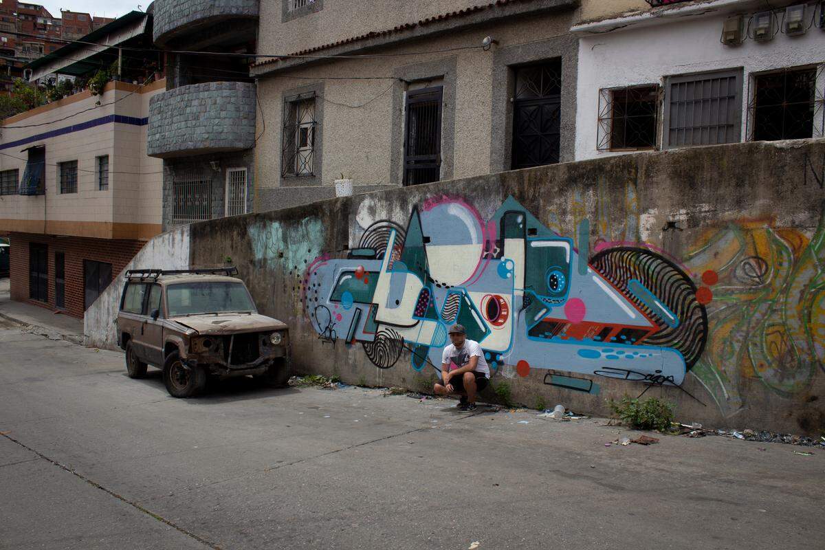 Imagen del documental ‘Carta a Caracas: los hijos del desastre’ con el grafitero venezolano Dagor.