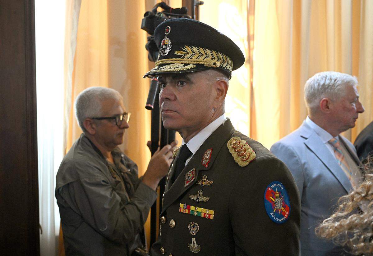 El ministro de Defensa de Venezuela, Vladimir Padrino, se retira tras la ceremonia de juramentación de la presidenta interina de Venezuela, Delcy Rodríguez, en la Asamblea Nacional en Caracas, el lunes 5 de enero de 2026.