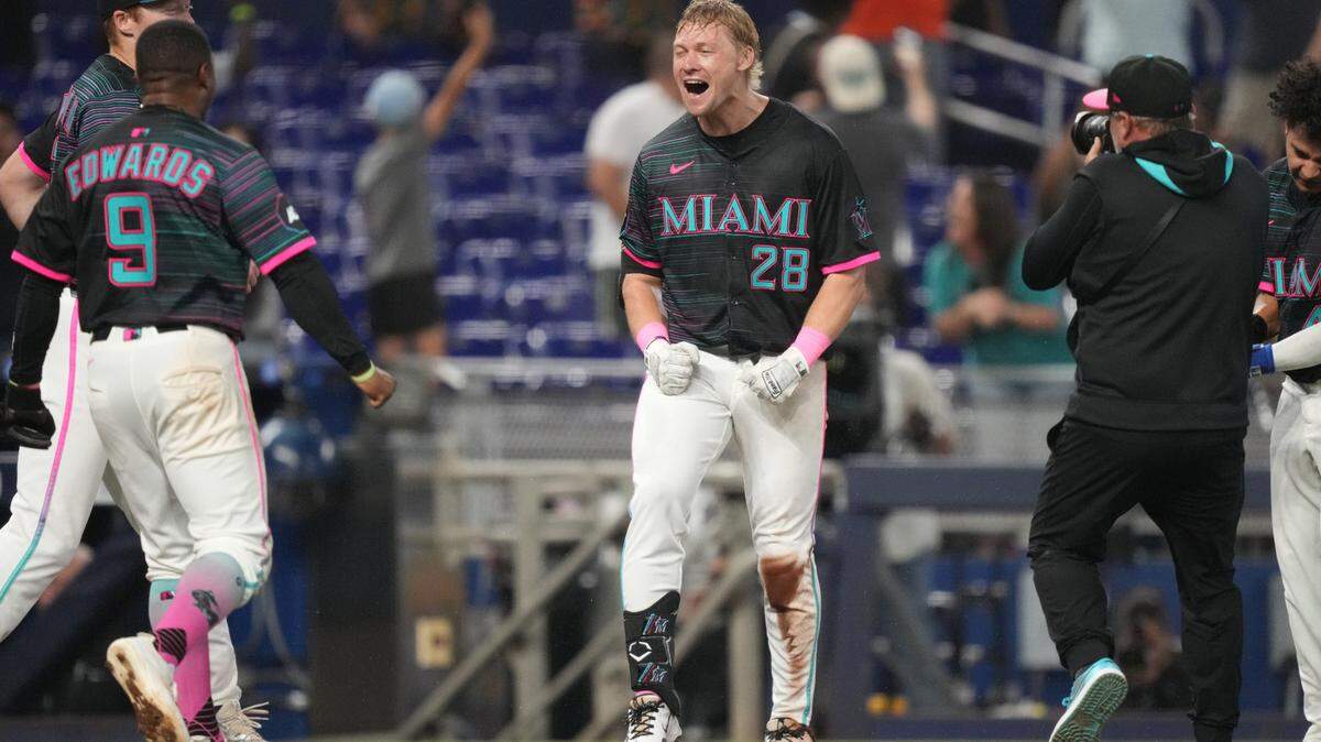 El jardinero derecho de los Marlins de Miami, Kyle Stowers (28), celebra su grand slam para dejar tendido al rival contra los Atléticos de Oakland en la novena entrada en el LoanDepot Park , el 3 de mayo de 2025; Miami, Florida.