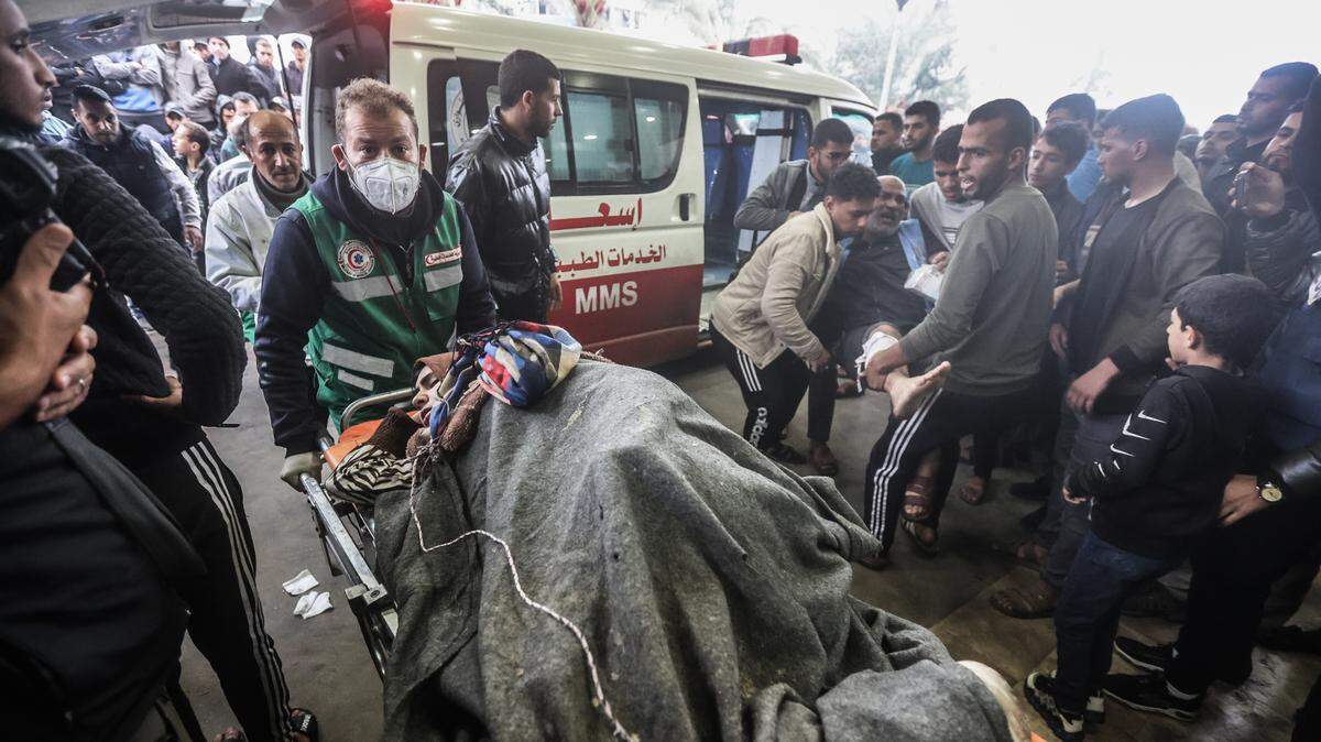 Enfermeros trasladan a dos palestinos heridos al Hospital Nasser, en Jan Yunis, en el sur de Gaza, el martes 5 de diciembre de 2023.
