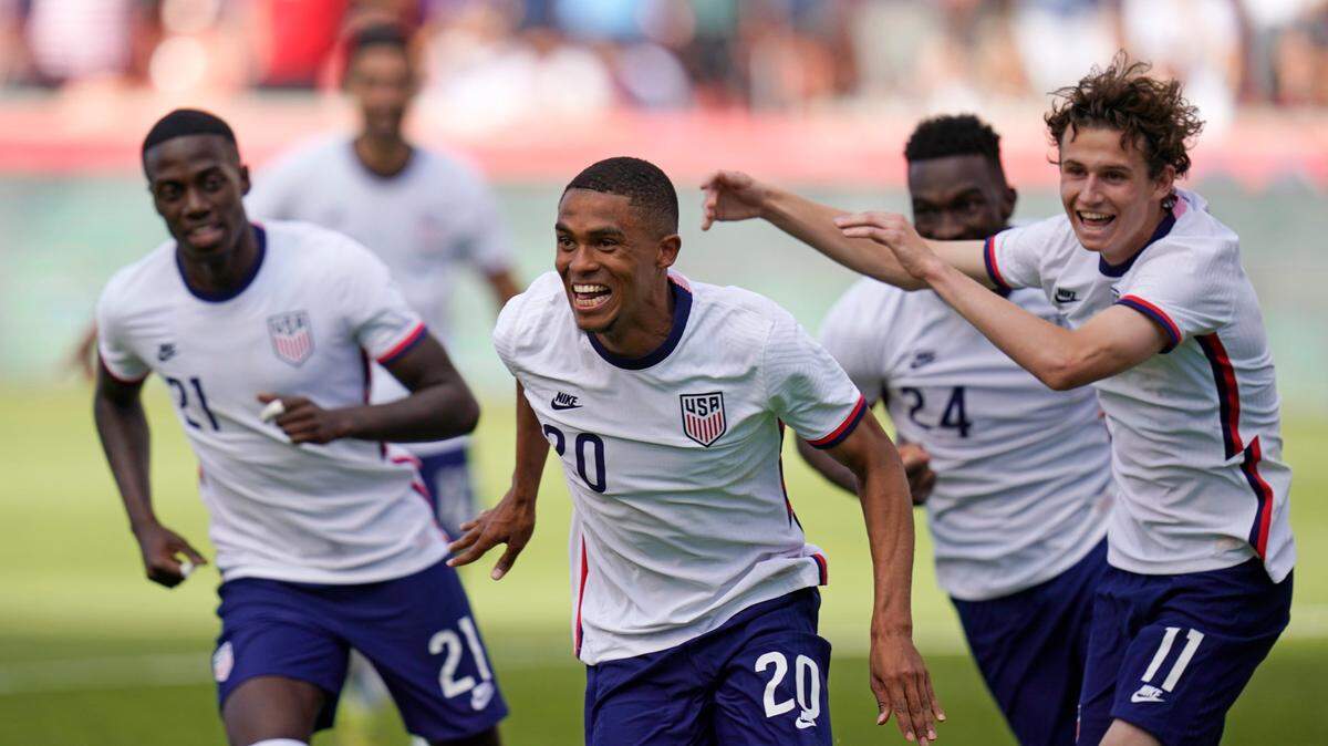 El jugador de Estados Unidos Reggie Cannon (20) celebra con sus compañeros de equipo un gol contra Costa Rica, en el partido amistoso celebrado el 9 de junio de 2021 en Sandy, Utah.