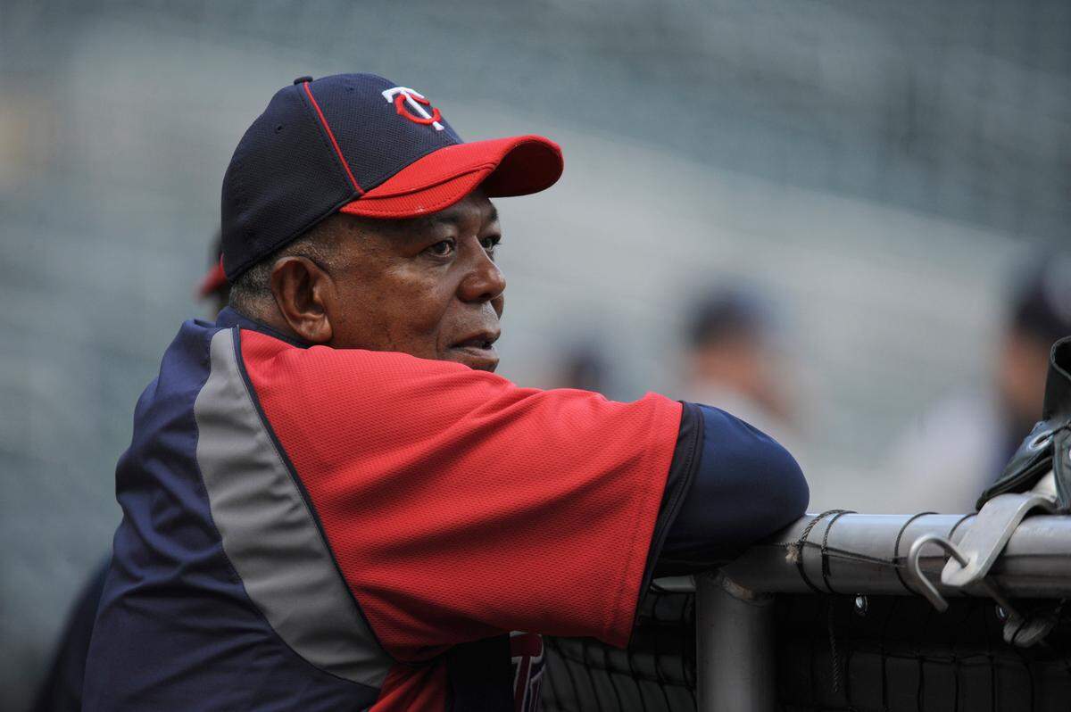 Tony Oliva mira una práctica de bateo previa al partido de los Mellizos contra los Marineros de Seattle, el 23 de mayo de 2011 en Minnesota.
