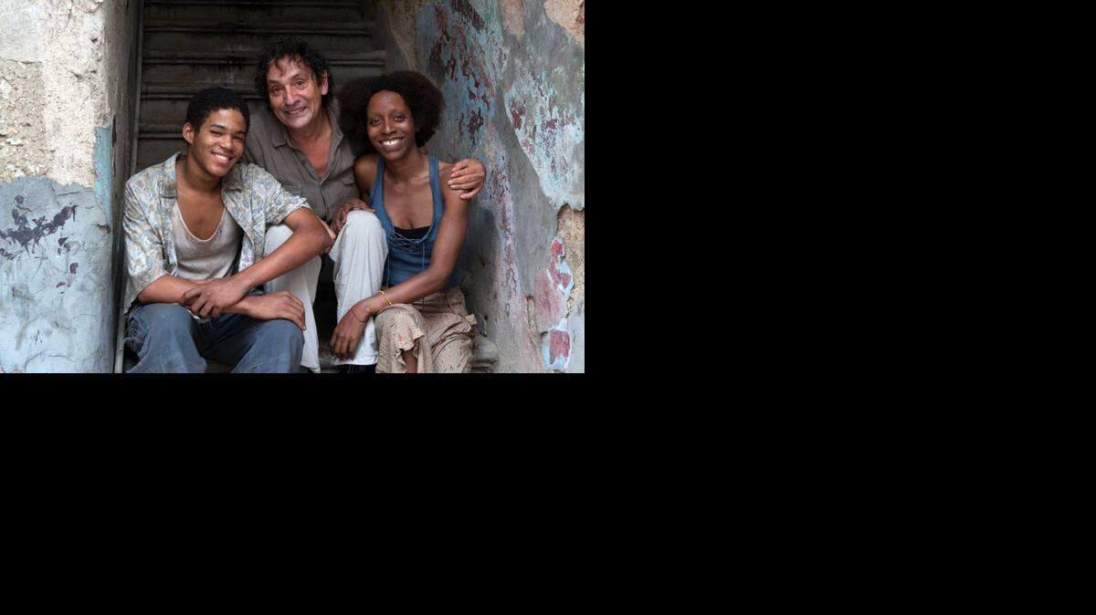 El director Agustí Villaronga y los protagonistas de la película ' El rey de La Habana'.