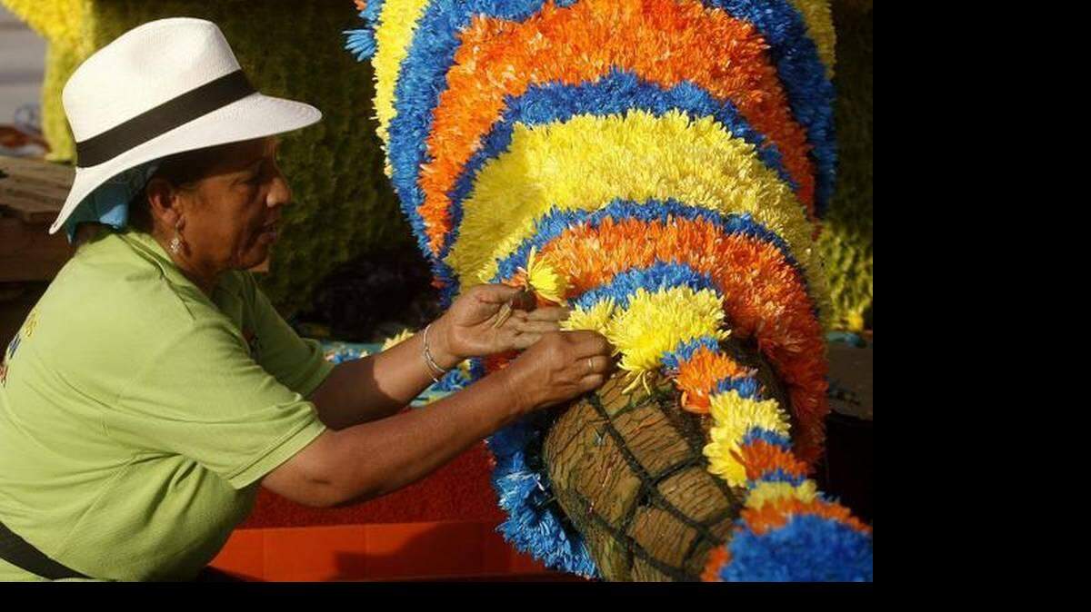 Un grupo de personas trabaja en las figuras llamadas "Gigantes de flores" el jueves 31 de julio de 2014, en el marco de la Feria de las Flores, en Medellín, Colombia.