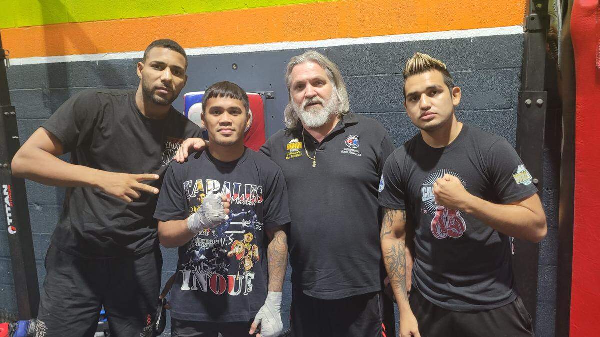 El entrenador Osmiri Fernández junto al nicaragüense Melvin López (der.), el cubano Yoanki Urrutia (izq.) y el filipino Mike Plania, quienes estarán en la velada del 26 de octubre en el Miccosukee.