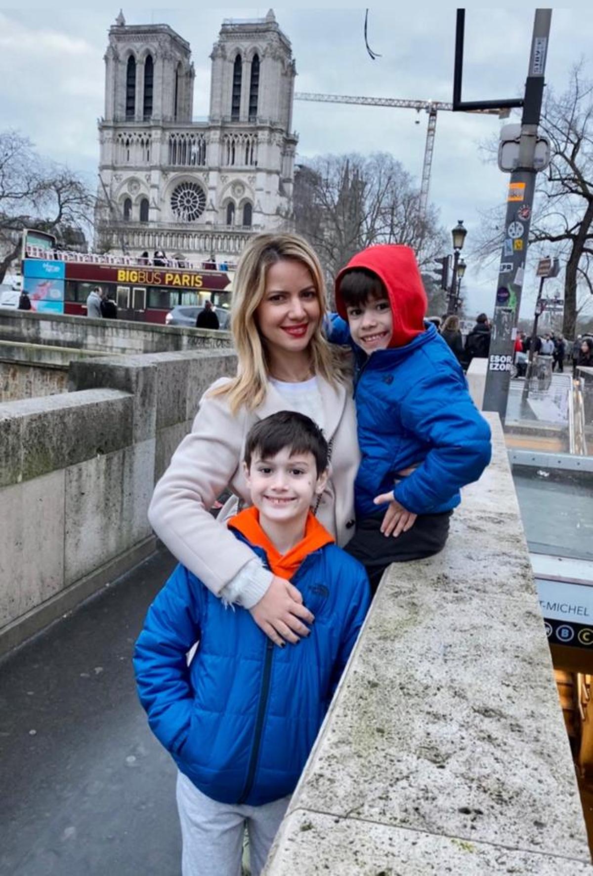 Alejandra Molina de vacaciones con sus hijos Brandon y Liam.