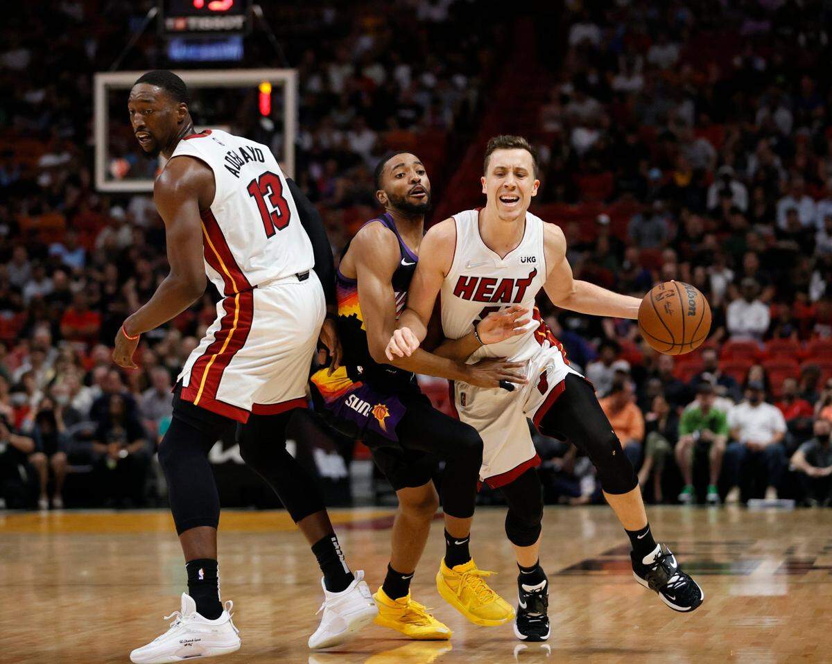 El jugador del Heat Duncan Robinson (der.) conduce el balón ante la marca de Mikal Bridges, de los Suns de Phoenix, en el partido celebrado el 9 de marzo de 2022 en Miami.