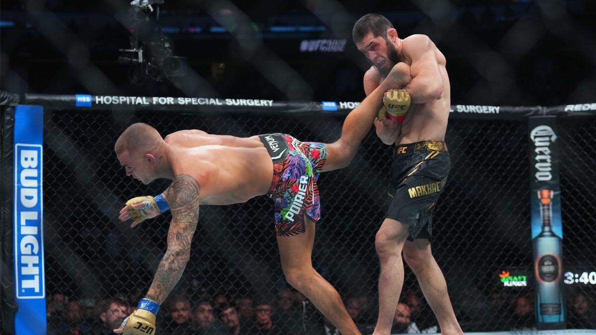 Ni el propio Islam Makhachev (der.) imaginó que la defensa de su faja le costaría tanta sangre y sudor. Sin embargo, el campeón no tuvo que derramar ni una lágrima y se marchó de Newark, Nueva Jersey, con la faja en sus hombros al vencer a Dustin Poirier.