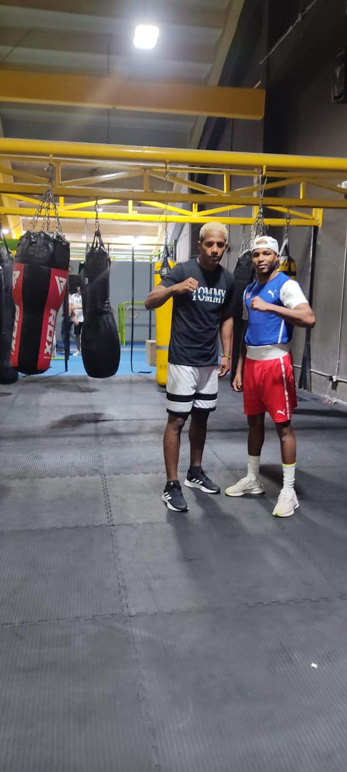 Cuando llegaron a la frontera con Estados Unidos, Kevin Brown y Herich Ruiz (izq.) se miraron uno al otro y dijeron que habían ganado una pelea más. Después de una travesía desde Ecuador, los dos boxeadores cubanos llegaron a su destino