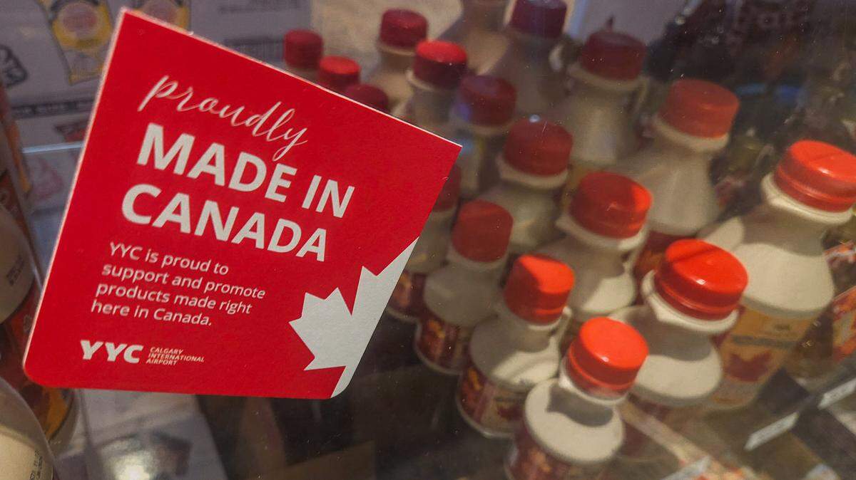 Etiquetas que dicen “Hecho en Canadá” (Made in Canada) han aparecido en las tiendas del país para enfatizar que los clientes compren productos canadienses, ante la amenaza de aranceles por parte del gobierno del presidente estadounidense Donald Trump. En la foto, botellas de sirope de arce (maple syrup) están a la venta en una tienda de Calgary, el martes 4 de marzo de 2025.
