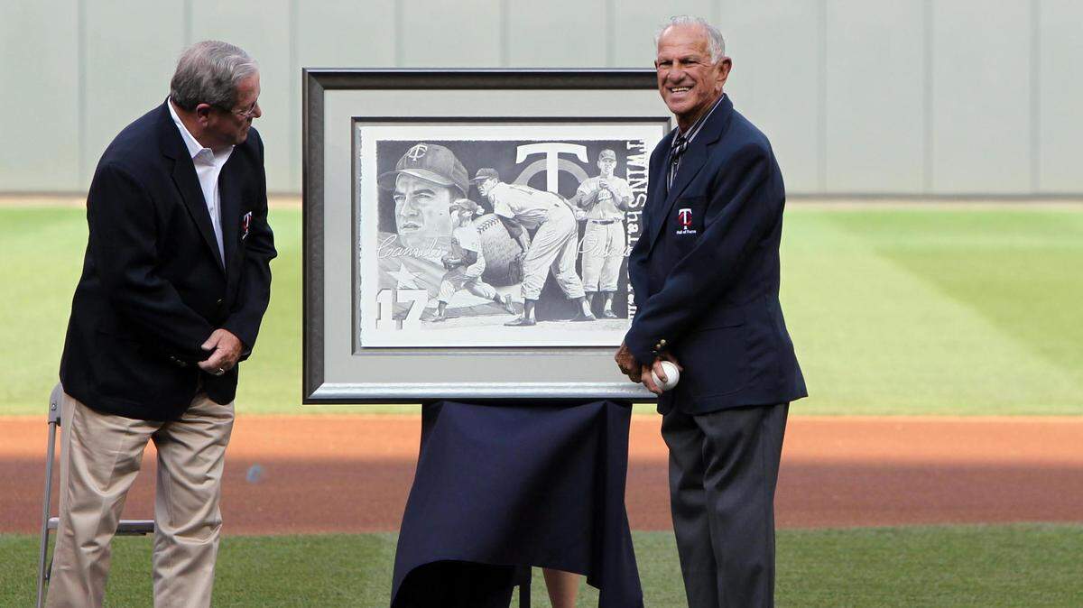 Foto de archivo. Camilo Pascual (der.) recibe un cuadro en un homenaje que se le tributó por ser incluido en el Salón de la Fama de los Mellizos de Minnesota, el 14 de julio de 2012.