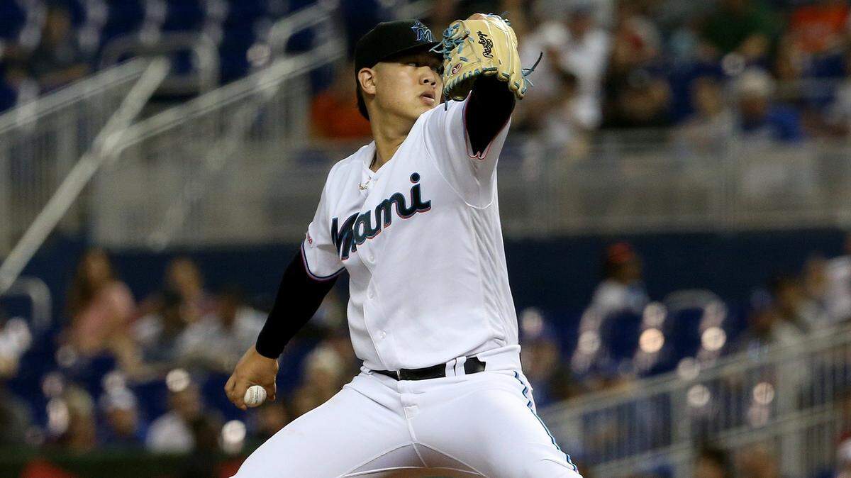 El abridor de los Marlins Jordan Yamamoto lanzó cinco entradas y permitió cuatro carreras a la tanda de los Dodgers, en el partido celebrado el 13 de agosto de 2019 en Miami.
