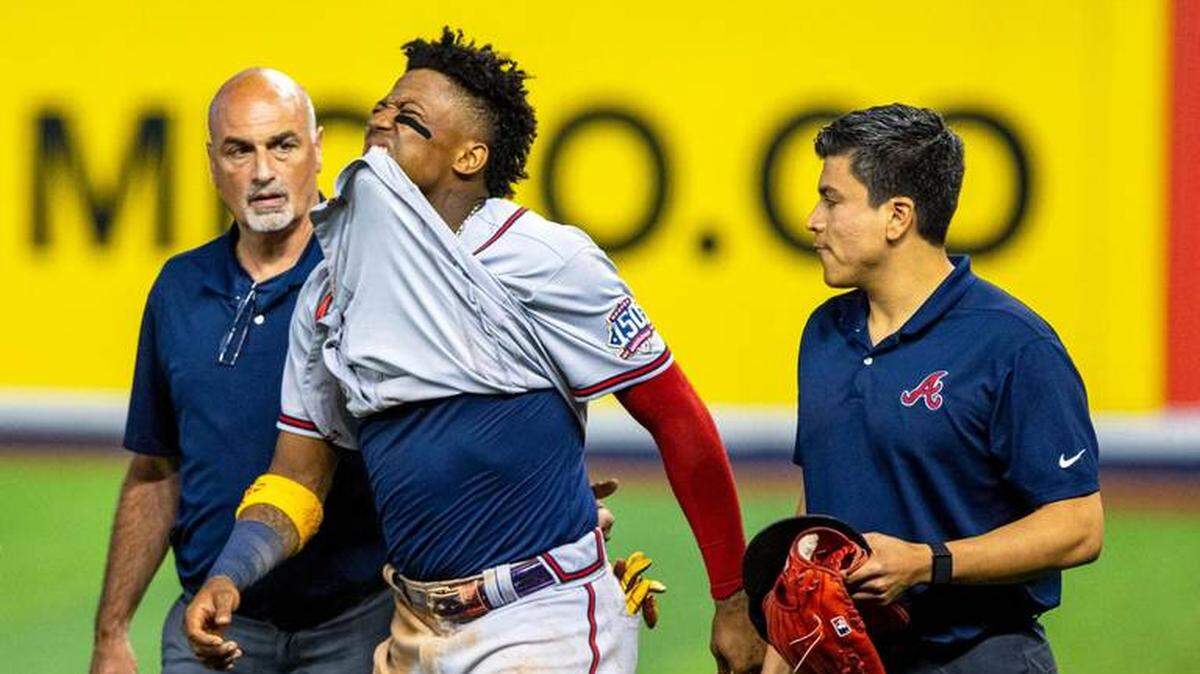 Ronald Acuña Jr. se lesiona al tratar de capturar un batazo de Jazz Chisholm en la quinta entrada del juego contra los Marlins.