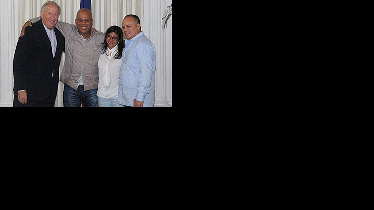 El consejero del Departamento de Estado de EEUU, Thomas Shannon, junto al presidente de Haití, Michel Martely, la canciller venezolana Delcy Rodríguez y el titular del parlamento de Venezuela, Diosdado Cabello posan para una foto el sábado 13 de junio.