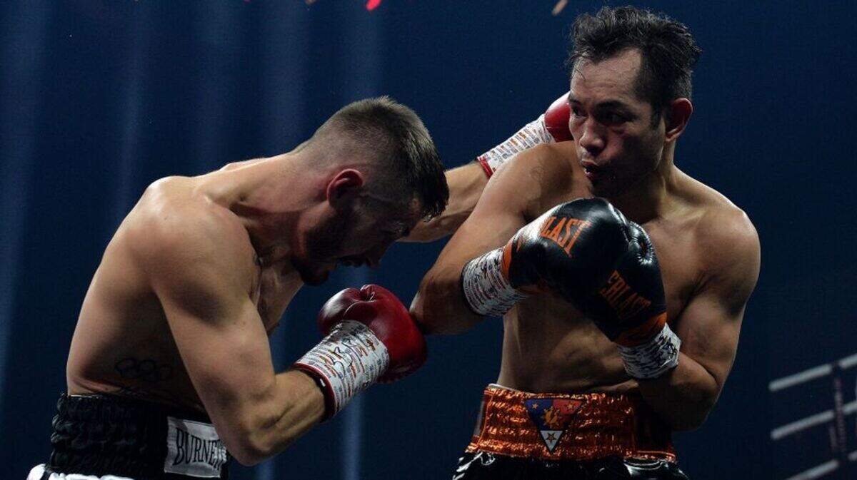 NONITO DONAIRE (der.) golpea a Ryan Burnett en Glasgow, Escocia.