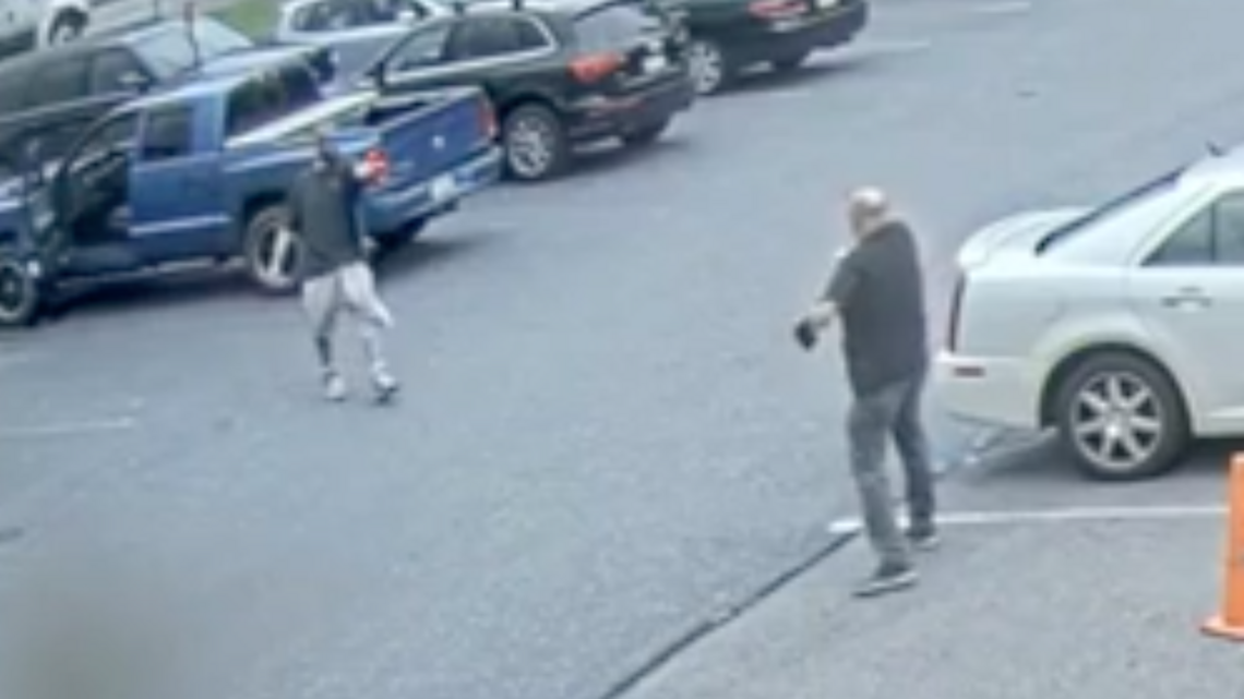 Hombre se niega a usar máscara en tienda, amenaza a empleado y dispara a policía con AK-47
