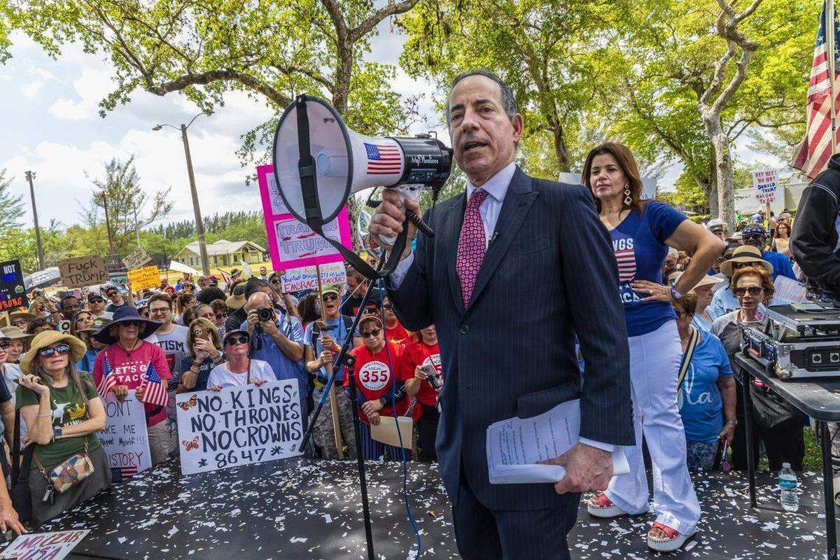 La personalidad televisiva Ana Navarro se unió al congresista demócrata Jamie Raskin mientras este se dirigía a un grupo de manifestantes durante una protesta anti-Trump titulada “No Kings” en Tropical Park, en Miami, como parte de una campaña a nivel nacional que incluye el sur de Florida, el sábado 28 de marzo de 2026.