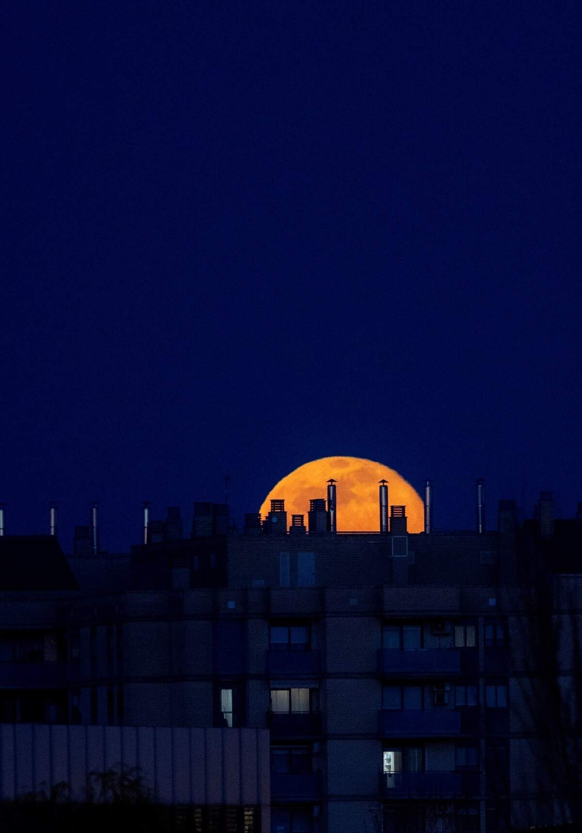 Se dice que la Luna incita a la violencia y al crimen. En todo caso, la Luna siempre sirve de protagonista para las historias más hermosas o misteriosas.