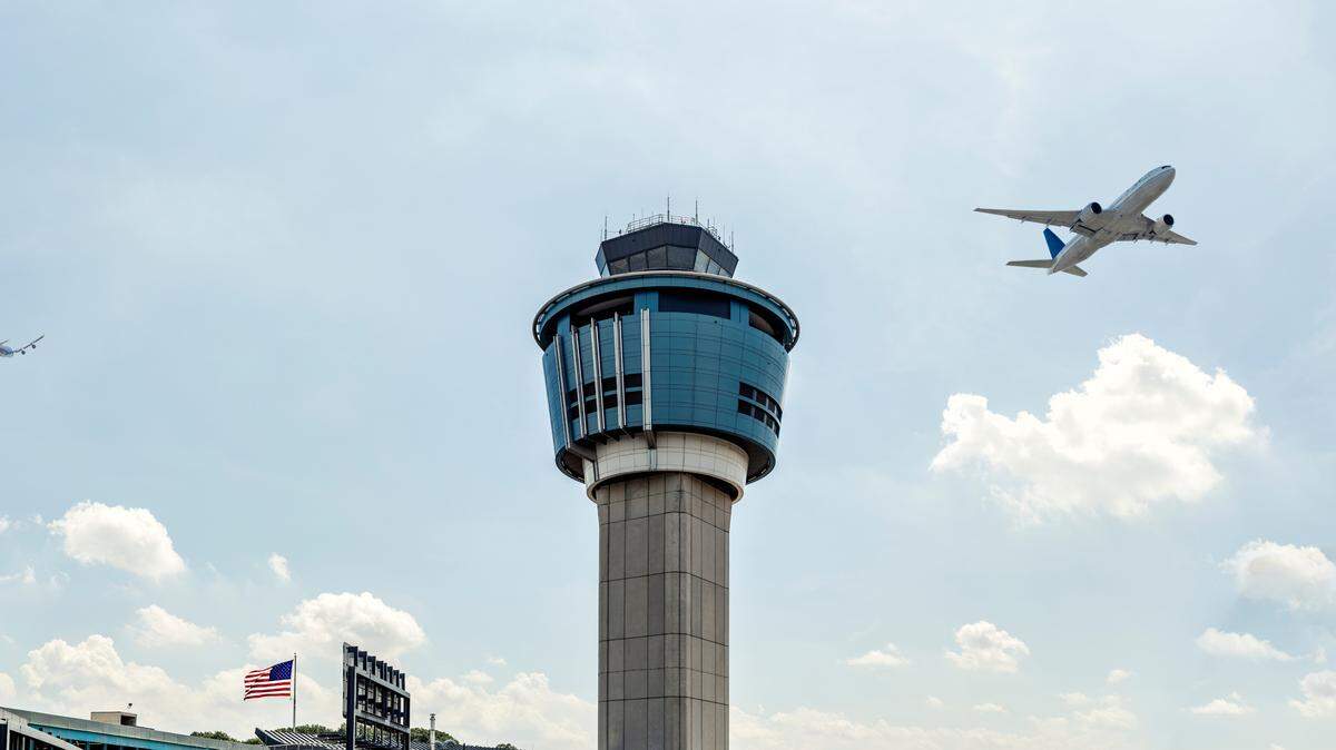 Foto de archivo de aviones despegando y aterrizando en el aeropuerto LaGuardia de Nueva York.