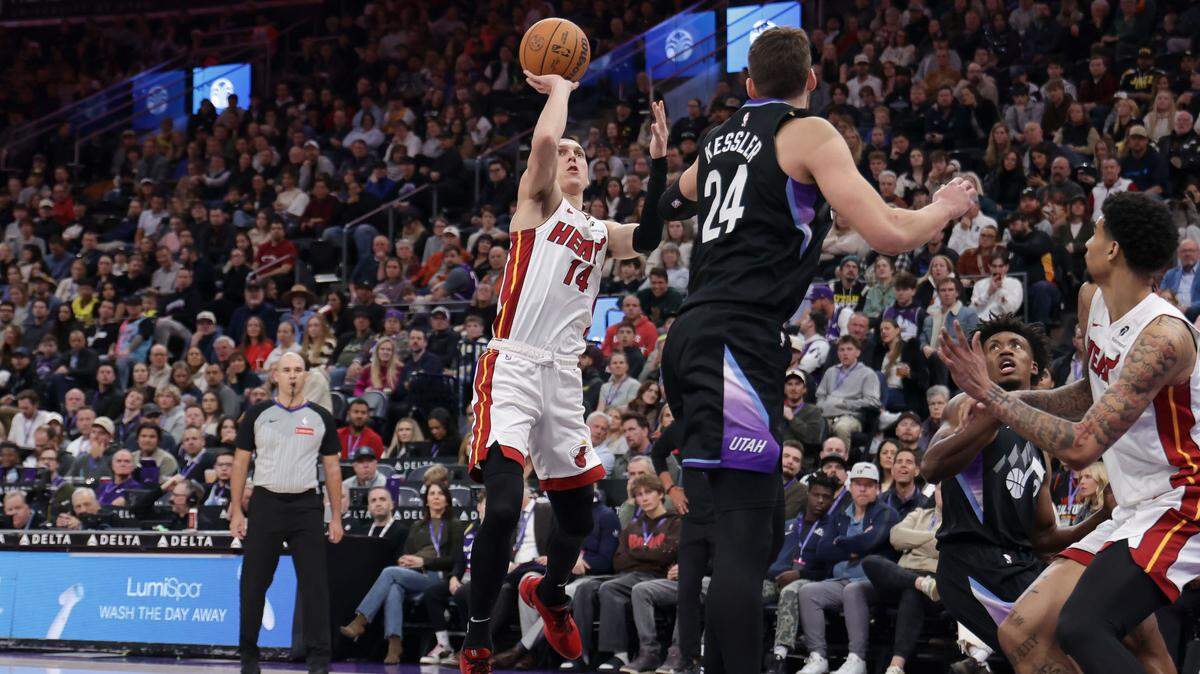 El jugador del Heat de Miami Tyler Herro (14) tira al aro ante la marca de Walker Kessler, de Jazz, en el partido celebrado el 9 de enero de 2025 en Utah.
