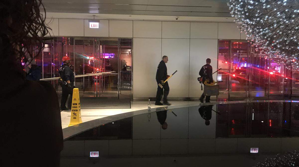 Bomberos de Chicago socorren a seis personas atrapadas en un ascensor en el John Hancock Center. Tribune/TNS)