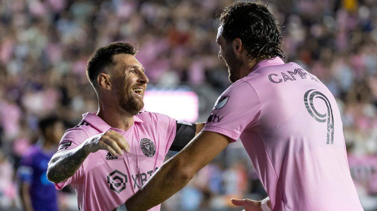 Lionel Messi (izq.) celebra con Leonardo Campana tras anotar un gol Charlotte FC en el partido de la Leagues Cup celebrado el 11 de agosto de 2023 en el DRV PNK Stadium en Fort Lauderdale, Florida.