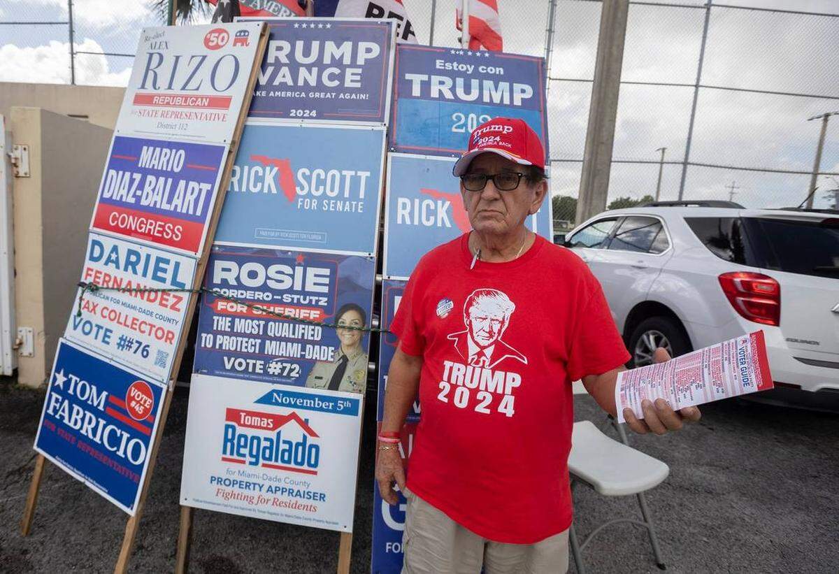 Orlando Bacallado hace campaña en la biblioteca John F. Kennedy en Hialeah, Florida, el lunes, 21 de octubre de 2024, para votar el primer día de la votación anticipada en las elecciones generales del 2024.