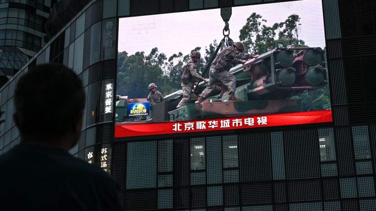 Una pantalla exterior en Beijing muestra la cobertura de noticias de ejercicios militares de China en Taiwán  en mayo de 2024. 