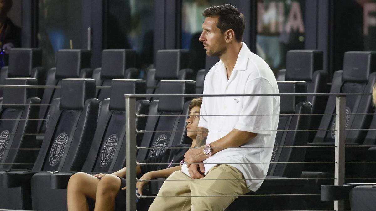El astro del Inter Miami Lionel Messi observa el final del partido ante Cincinnati, el 26 de julio de 2025 en el Chase Stadium en Fort Lauderdale, Florida.