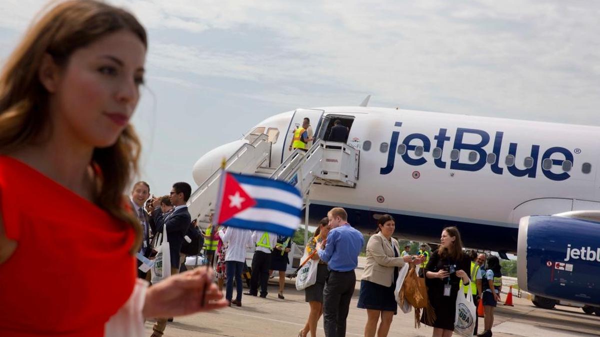 Pasajeros del vuelo 387 de JetBlue llegan al aeropuerto de Santa Clara, Cuba, el 31 de agosto del 2016, en el primer vuelo comercial entre Estados Unidos en más de 50 años.