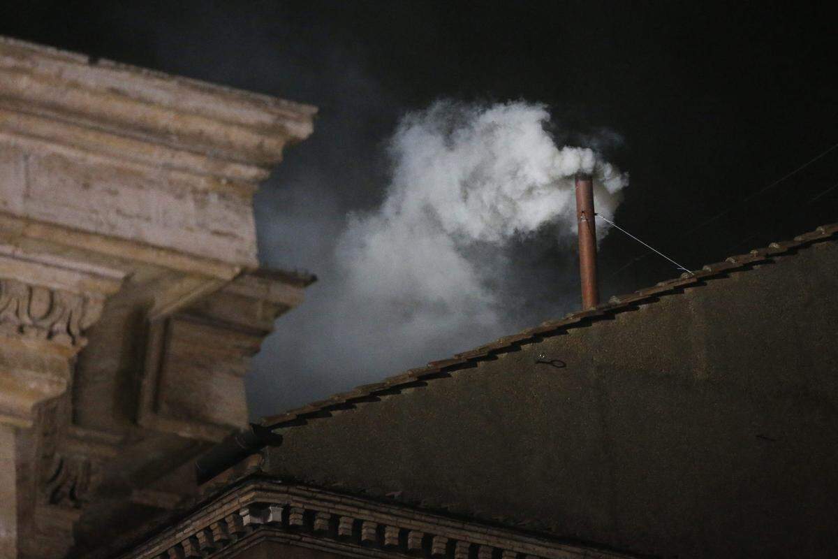 Vista de humo blanco que anunciaba la elección del papa Francisco I, de 76 años, en la Capilla Sixtina, en El Vaticano el 13 de marzo de 2013.