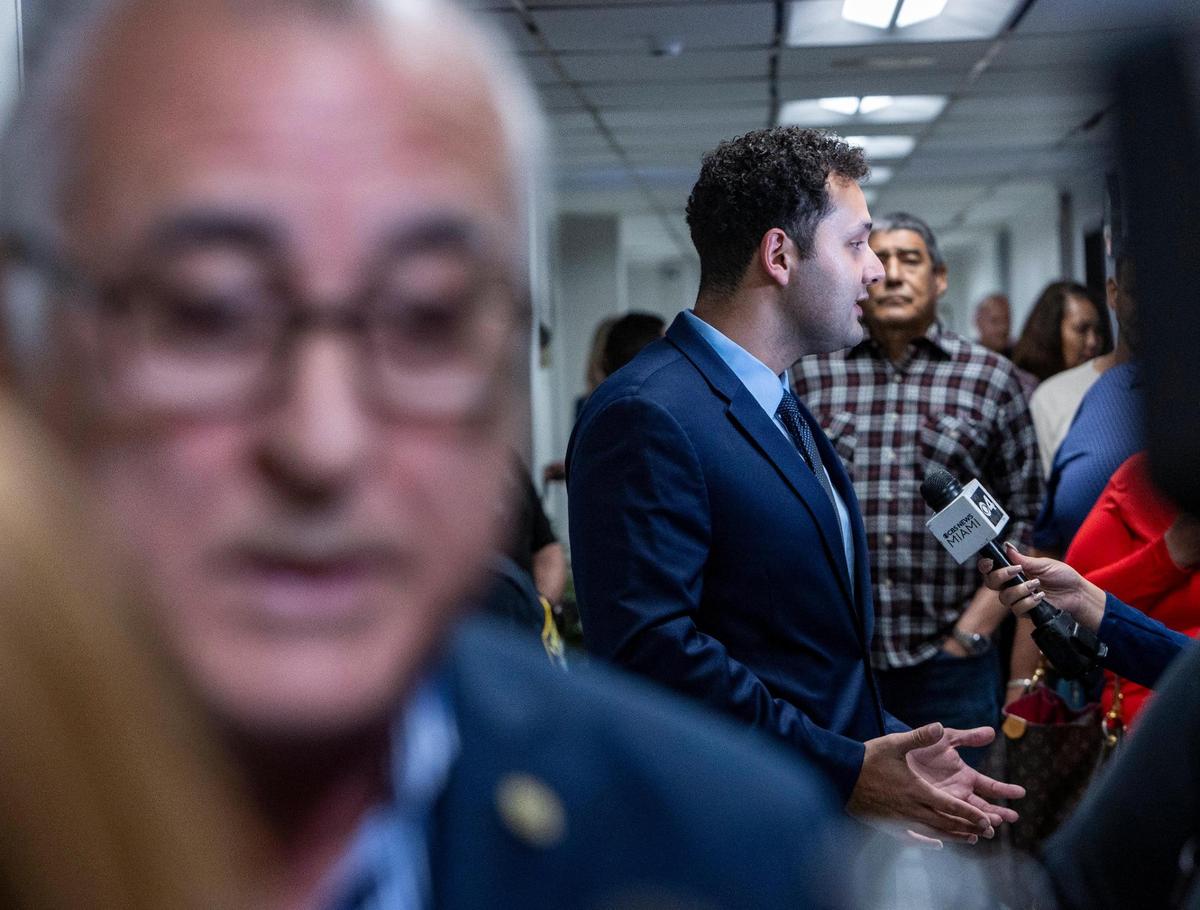 Tribunal del Circuito Undécimo Judicial del Condado Miami-Dade desestima del concejal de Hialeah, Bryan Calvo, derecha contra el alcalde Esteban Bovo Jr, izquierda.