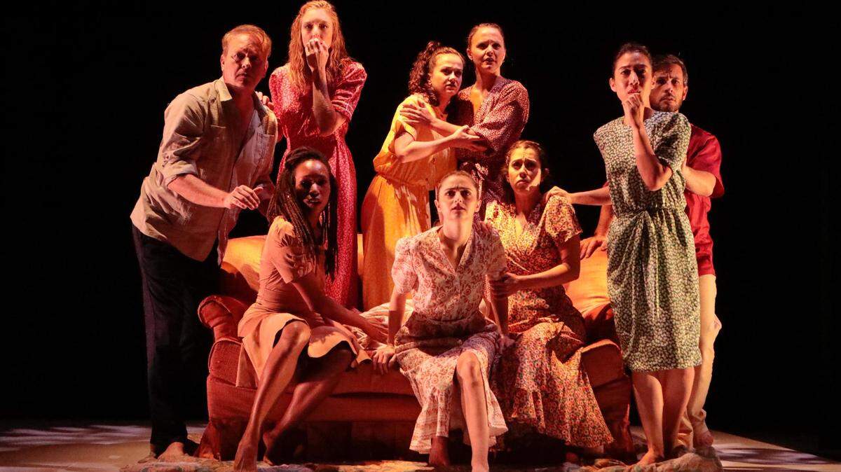 Los bailarines de Sarasota Contemporary Dance en “The Cuban Project: My Story, Your Story, Our Story”. 