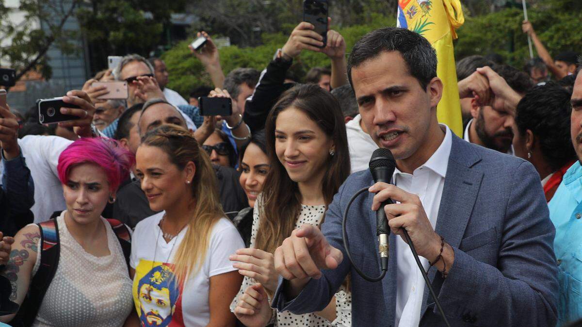 El presidente de la Asamblea Nacional de Venezuela, Juan Guaidó, habla duante un cabildo abierto con cientos de sus simpatizantes el sábado 26 de enero de 2019 en Caracas, Venezuela.