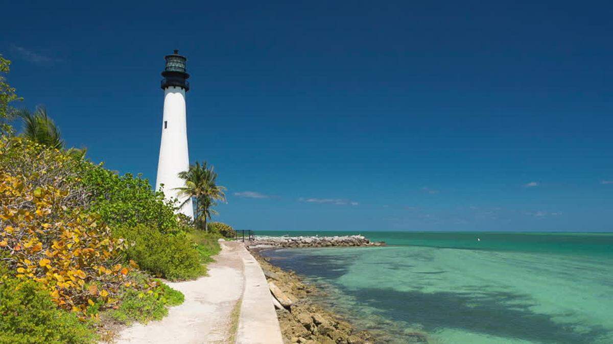La playa de Bill Baggs, situada al sur de Key Biscayne, donde se encuentra el famoso faro del Cabo de Florida. El parque ofrece un fantástico lugar donde practicar la natación, tomar el sol, dar paseos por la playa, practicar el surf, pescar en el rompeolas y pasear por las maravillosas vistas.