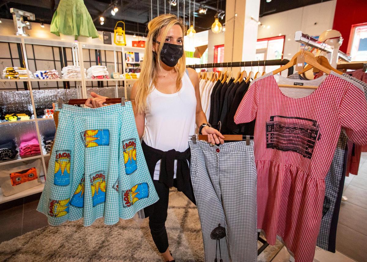 Mariela Hurtado, codiseñadora y cocreadora de las piezas de Fresko Habana, muestra una falda de guingán de la colección más reciente, en MAG Fashion Lounge, en Sunset Place en South Miami.