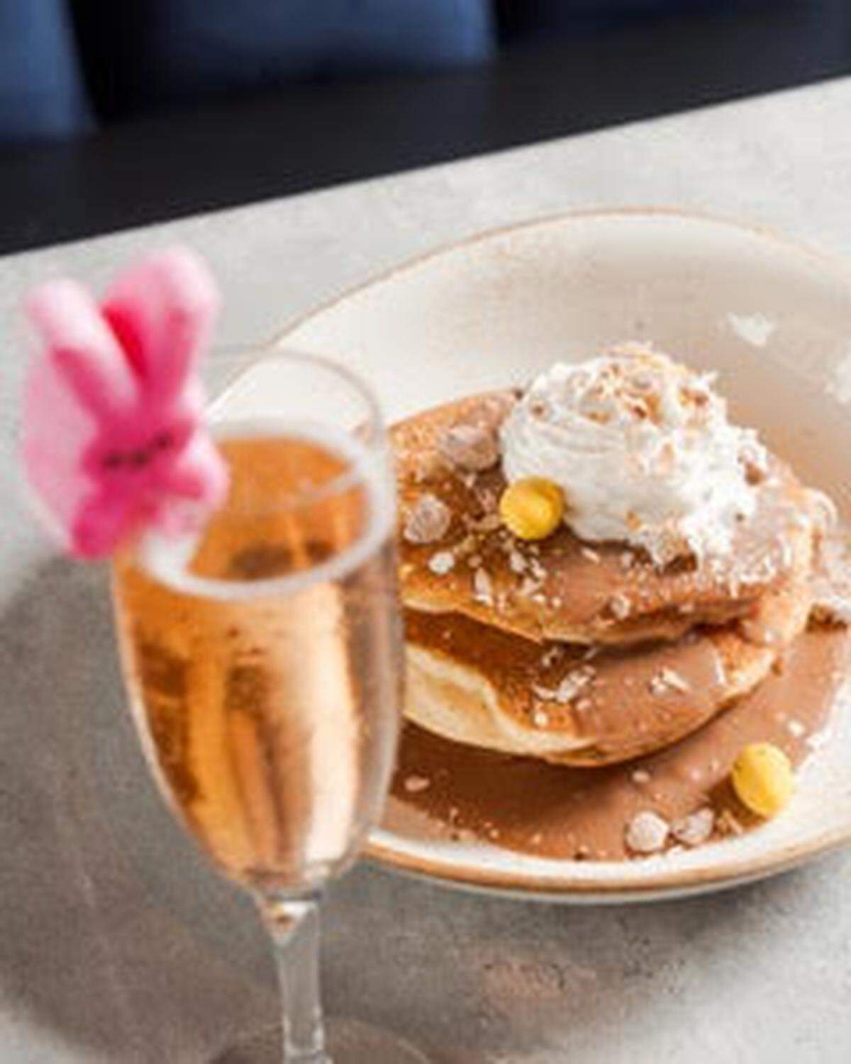 El chef de American Social Bar y su equipo ofrecerán recetas exclusivos para el brunch, incluyendo el branzino envuelto en prosciutto y los festivos panqueques de huevos Cadbury.