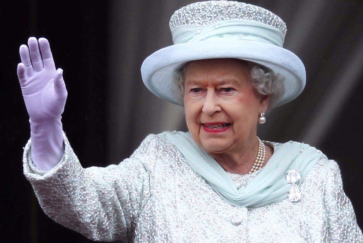 La reina Isabel II sigue desde el balcón del Palacio de Buckingham por su Jubileo de Diamantes en Londres, 5 de junio de 2012. celebraciones de sus 60 años en el trono británico sin su esposo, el duque de Edimburgo, hospitalizado. 