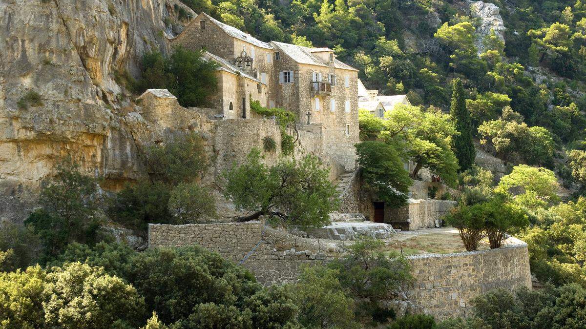 En el sur de la isla de Brac, famosa por  su Cabo Dorado y por su deslumbrante piedra blanca con la que se construyó parte de la Casa Blanca de Washington, se localiza el monasterio de Blaca.