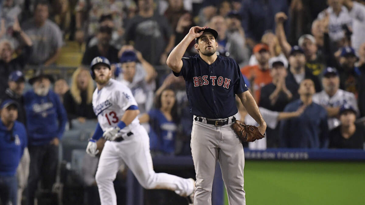 El abridor de los Medias Rojas Nathan Eovaldi mira un jonrón que le pegó el inicialista de los Dodger Max Muncy, en el tercer juego de la Serie Mundial celebrado el 27 de octubre de 2018.
