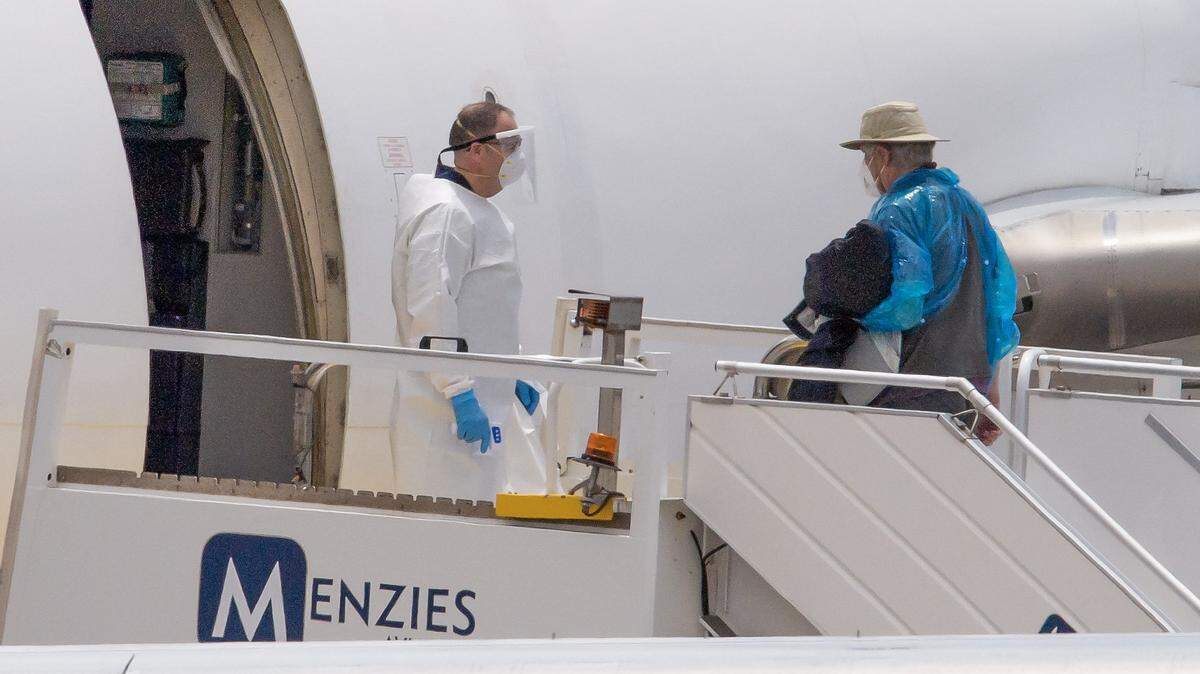 Un pasajero canadiense aborda un avión en el aeropuerto Tenerife Sur–Reina Sofía tras haber sido evacuado del crucero con bandera neerlandesa MV Hondius, afectado por un brote de hantavirus, en la isla de Tenerife, en las Islas Canarias de España, el 10 de mayo de 2026.