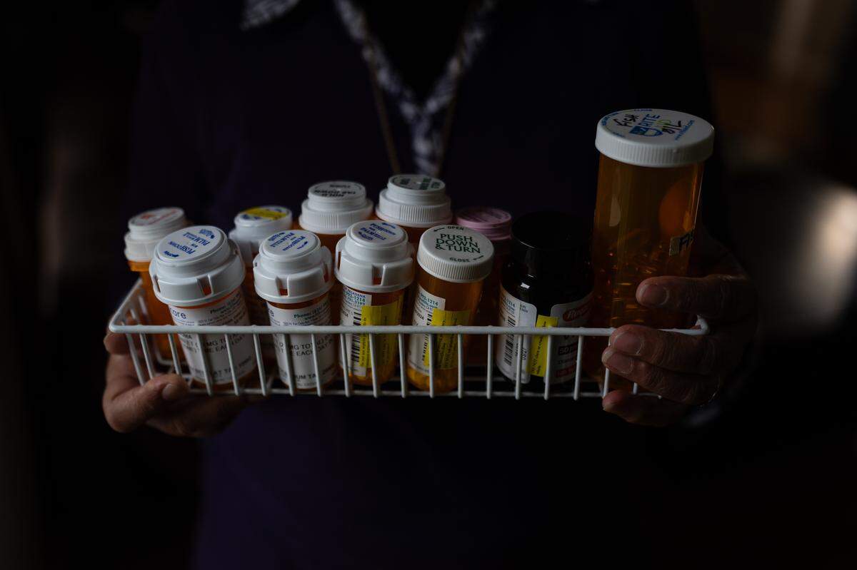 Khan sostiene los medicamentos que toma a diario. Mientras estuvo detenida, afirma que solo recibió de manera intermitente los medicamentos que necesitaba para varias afecciones, entre ellas hipertensión, hipotiroidismo y prediabetes. 